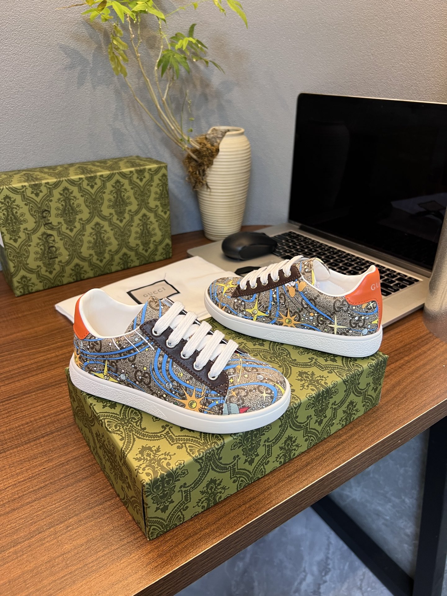 Children's shoes child